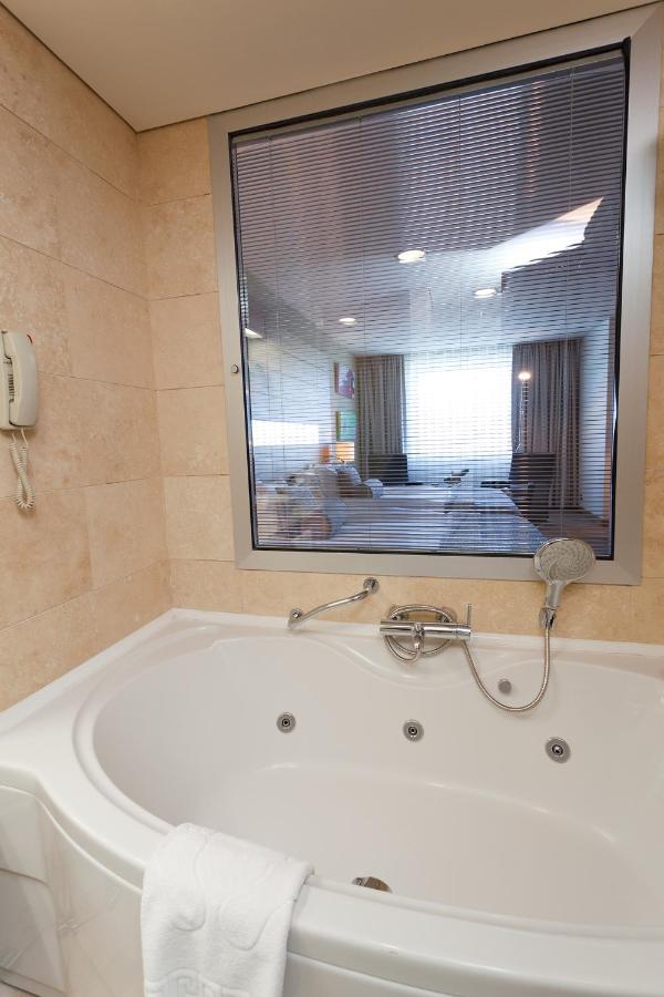 Cpankara Hotel Eksteriør billede A bathtub with a shower
