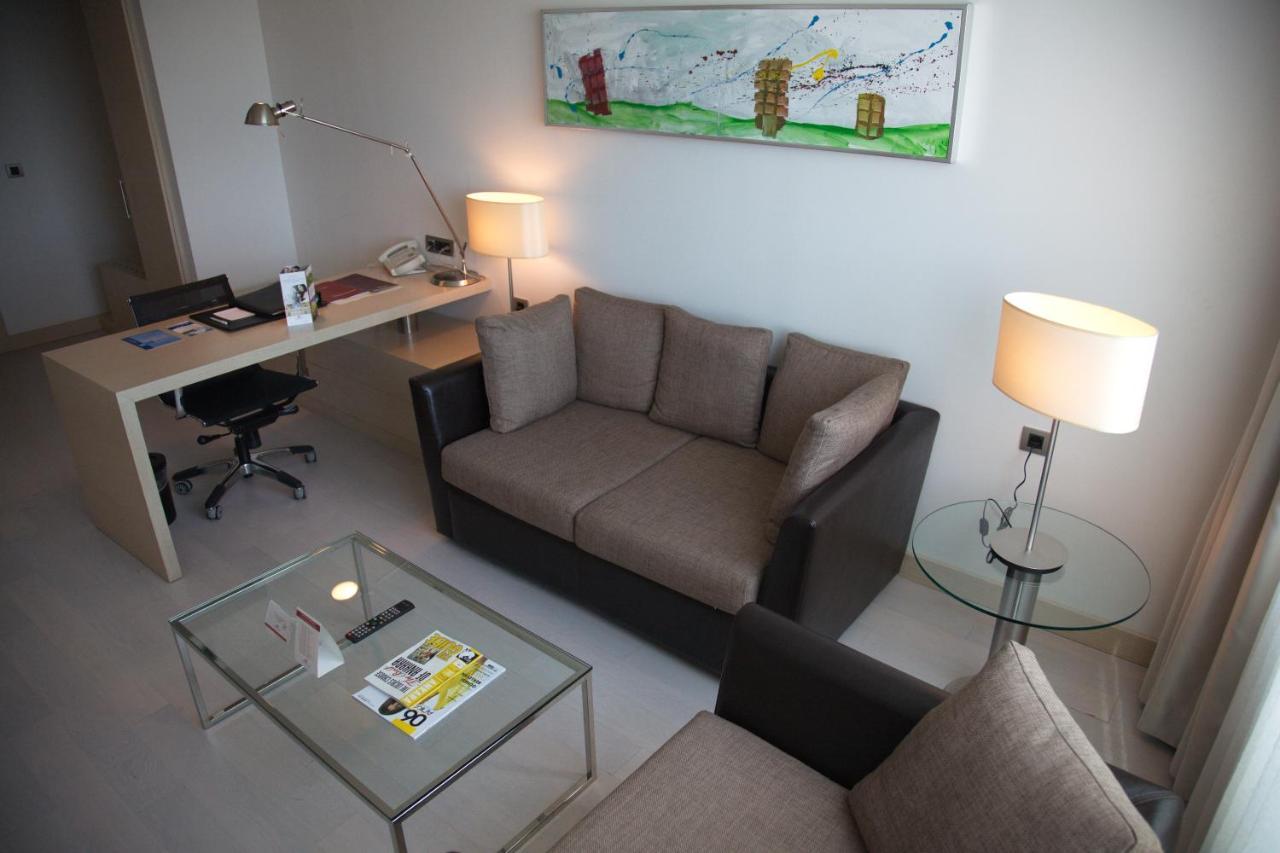 Cpankara Hotel Eksteriør billede A living room in a serviced apartment in Paris